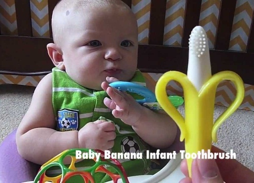 Játékok 4 hónapos babának - A banán fogkefe