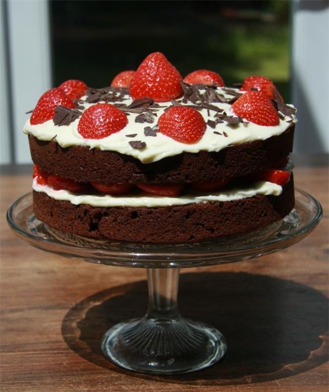 kakun koristelu suklaakakun koristelu mansikoilla