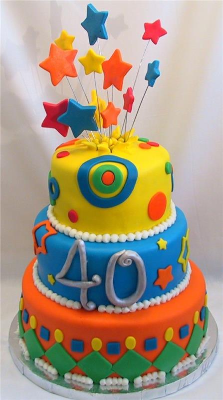 koristele kakkuja värillisillä koristeilla fondantilla