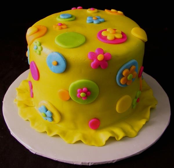kakkujen koristelu keltainen kakku kukkien koristelu