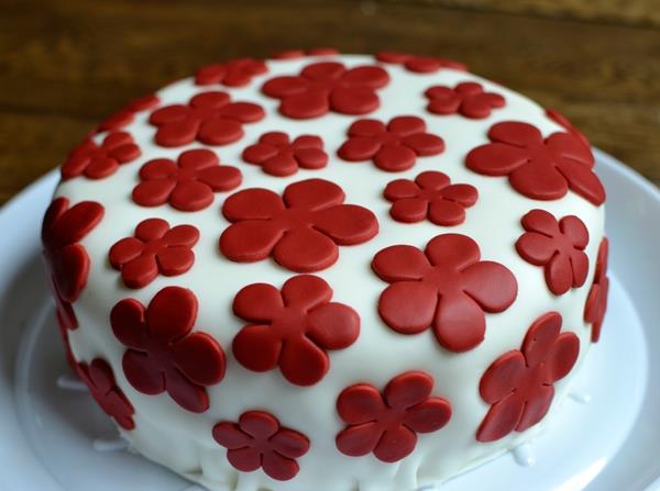 koristelukakut valkoinen kakku punaiset kukat