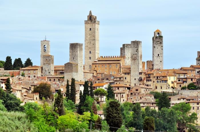 Toscanan loma meren rannalla San Gimignano