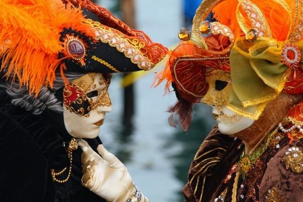 perinteisiä venetsian karnevaaliasuja