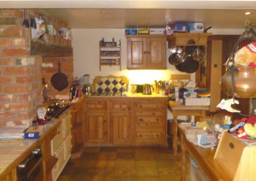 perinteinen keittiö moderni muotoilu puukaappi musta valkoinen keittiö takaseinä