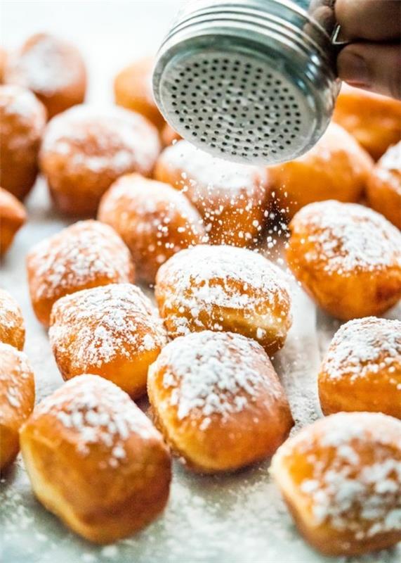 Perinteisten karnevaali munkkien valmistaminen karnevaalia varten