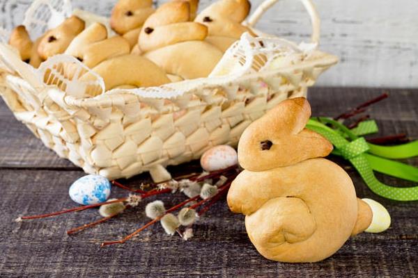 perinteinen hiiva pääsiäispupu leivonta resepti