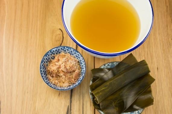 Perinteinen japanilainen miso -keittoresepti Keitä dashi -liemi itse