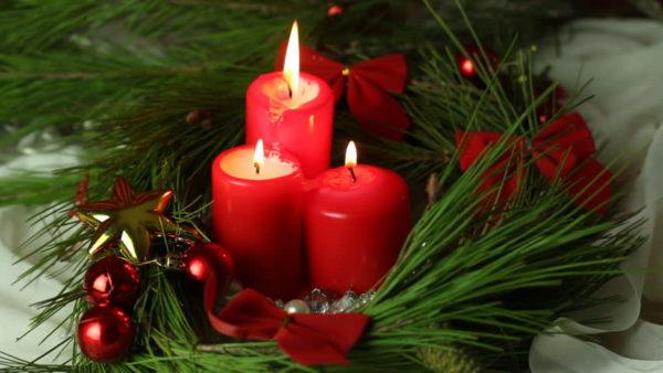 perinteiset punaiset kynttilät joulu