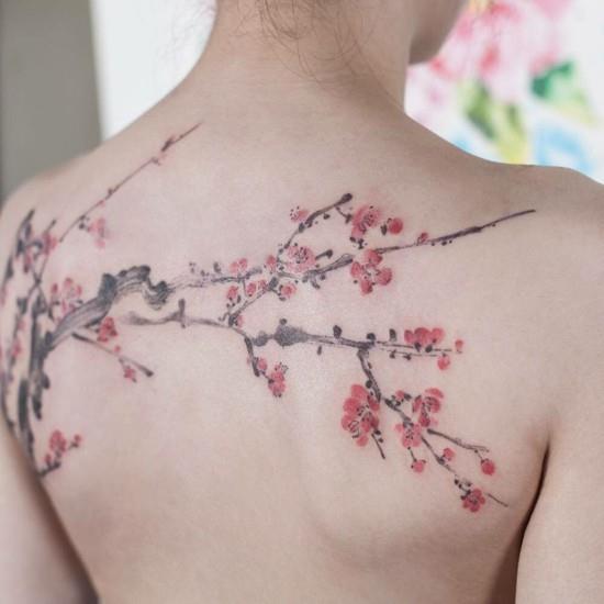 perinteinen kirsikankukka tatuointi takaisin