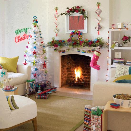 Upeat joulukoristeet olohuoneessa, kodikkuutta koristetun Nikolausstiefelin takan ympärillä