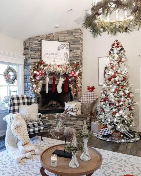 unenomaiset joulukoristeet olohuoneen takassa, joka on valmistettu luonnonkivestä korkealla joulukuusella koristeltu kirkkailla väreillä