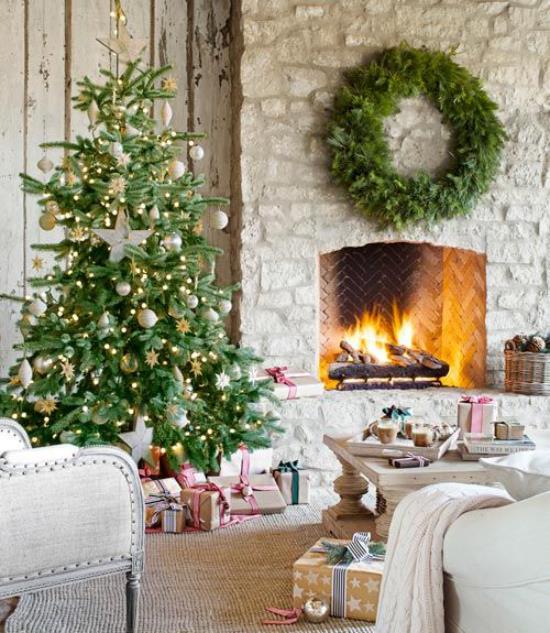 unenomaiset joulukoristeet olohuoneen takassa, joka on valmistettu luonnonkivestä leimahtavasta tulen seppeleestä, kirkkaat värit hallitsevat puhdasta viihtyisyyttä