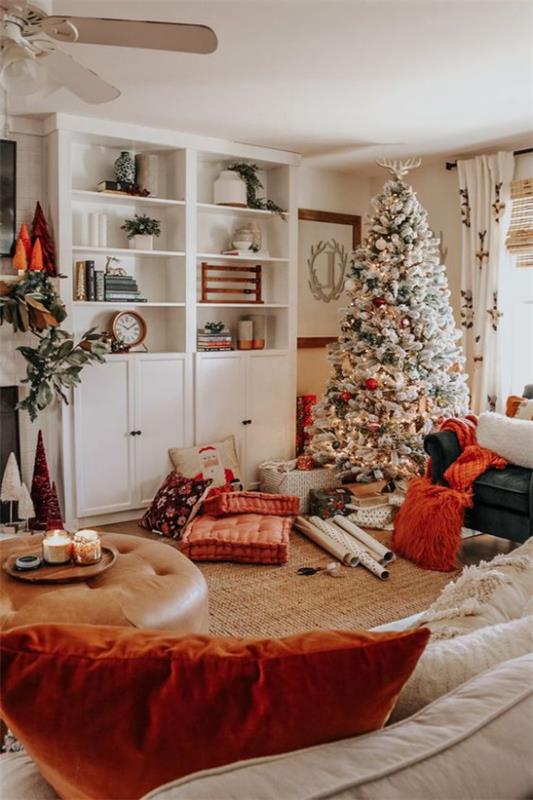 upeat joulukoristeet olohuoneessa oranssi muut lämpimät värit koristeltu joulukuusen nurkassa