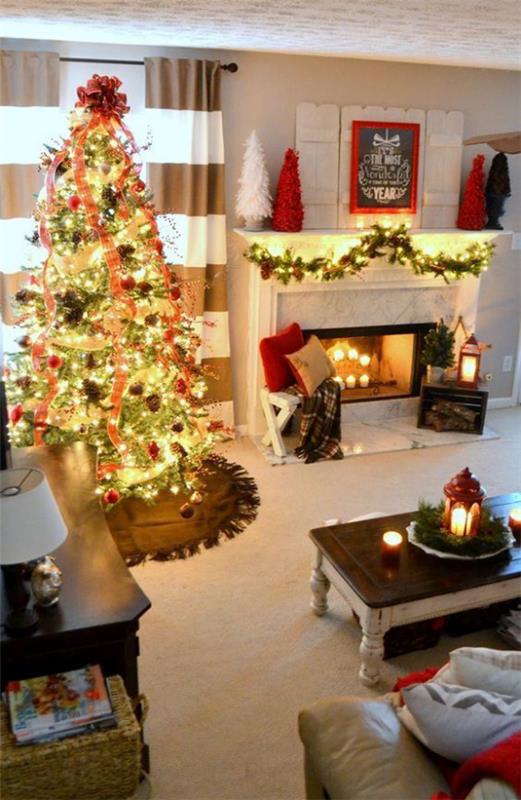 unenomaiset joulukoristeet olohuoneessa Joulukuusi jätti paljon valoja myös takkaan