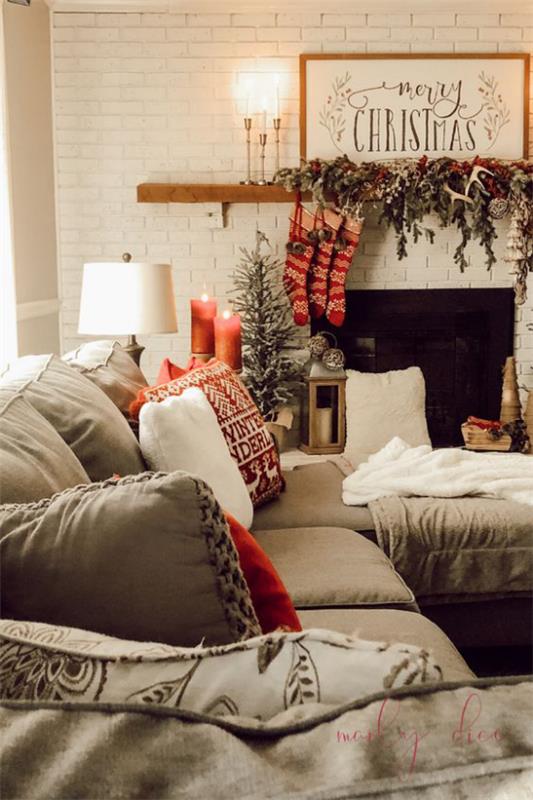 unenomaiset joulukoristeet olohuoneessa mukava sohva takka kuusenvihreä punainen saappaat kynttilät