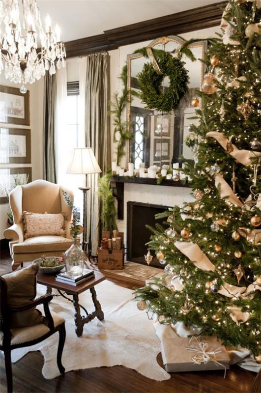 unenomaiset joulukoristeet olohuoneessa korkea joulukuusi vihreä seppele peili takan yläpuolella puhdasta kodikkuutta