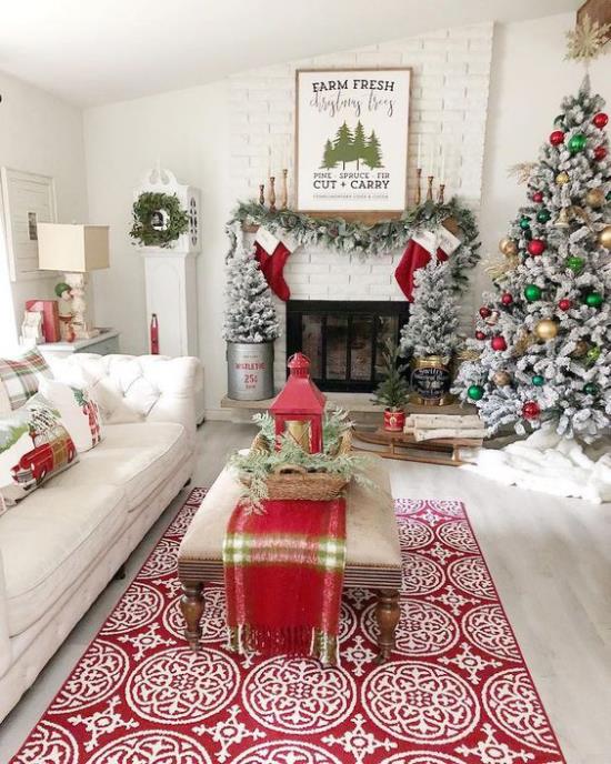Upeat joulukoristeet olohuoneessa punainen ja valkoinen koristeltu joulukuusi oikealla takan vieressä, kodikas huoneilmapiiri