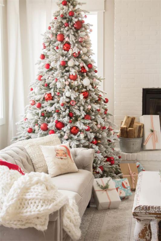 unenomaiset joulukoristeet olohuoneessa kaunis huoneen sisustus kirkas ilmapiiri joulukuusi punainen aksentti pehmeä heittää peitotyynyideoita