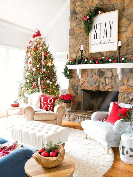 unenomainen joulukoriste olohuoneessa kaunis huoneen sisustus kirkas tunnelma joulukuusen punaiset aksentit