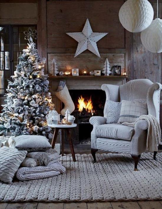 Unenomaiset joulukoristeet olohuoneessa, skandinaavinen tyyli, kodikas takan edessä, vaaleanharmaa hallitsee