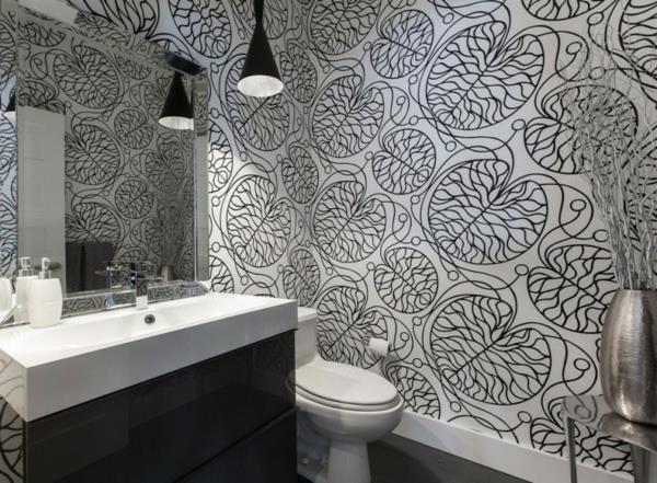 unenomainen suunnittelija -asunnon kylpyhuone mustavalkoisena filigraanikuvioilla