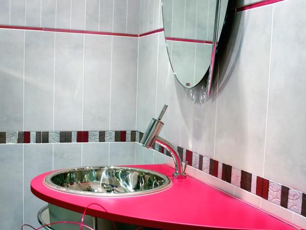 naisellinen sisustus vaaleanpunaiset värit pesuallas kylpyhuoneen laatat