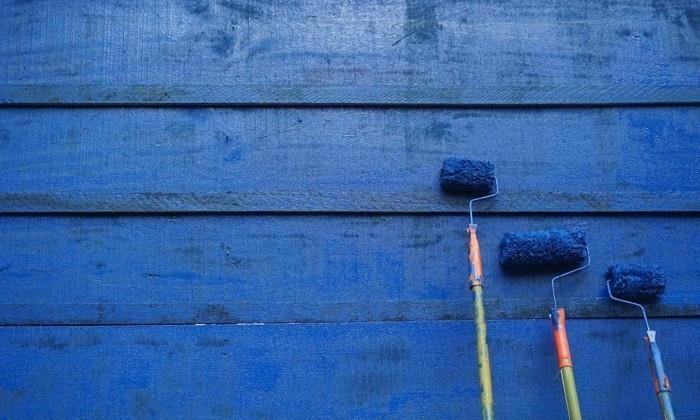 trendikäs sinisen sävyinen seinän muotoilu maalilla