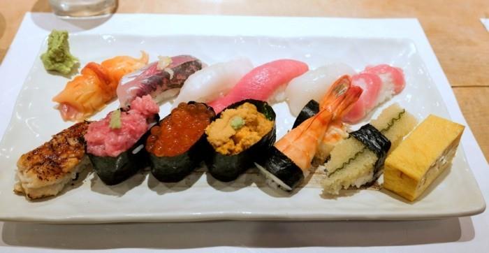 trendit matkustaa ja lomat syövät sushia Tokiossa