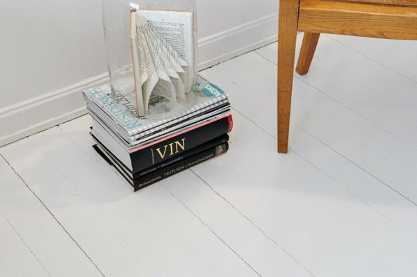viileä asunnon suunnittelu valkoiset lattialaatat lukevat kirjoja