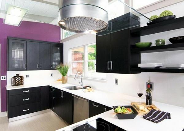 trendikäs violetti väri keittiövälineet musta keittiökaappi valkoinen kaakeloitu peili
