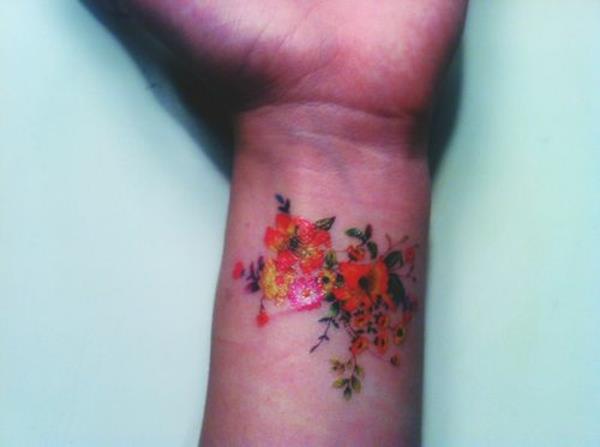 trendikäs tatuointi ranneideoita kukkakuvio