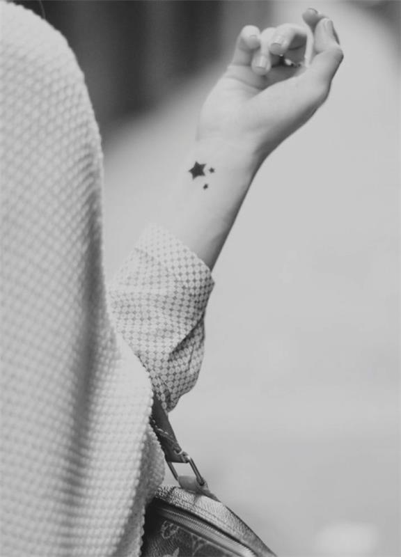 trendikäs tähti tatuointi tarkoittaa rannetta