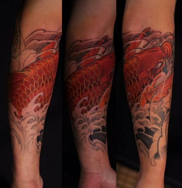 tatuointi kyynärvarren kuvat krooninen muste kala motiivi