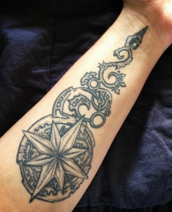 trendikkäät kyynärvarren tatuointikuvat kompassi