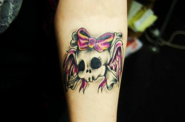 kyynärvarren tatuointi kallo motiivi