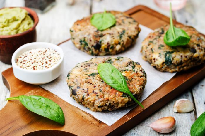 ruoka, jossa yhdistyvät ravitsemus terveellinen ruoanlaitto quinoa -hampurilainen mango -basilika