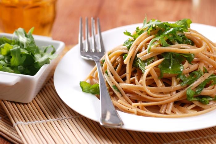 ruoka yhdistämällä ravitsemus terveellinen ruoanlaitto spagetti nuudelit täysjyvä rukola