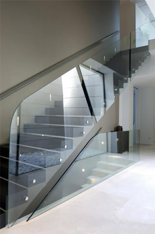 Suunnittele portaiden lasikaiteet osiona luomaan läpinäkyvyyttä