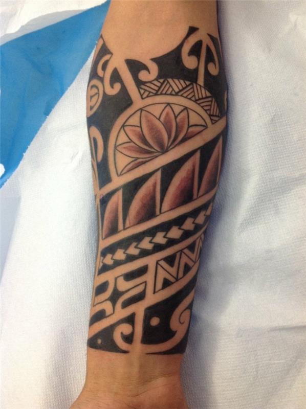 heimo motiivi kyynärvarren maori tatuointi