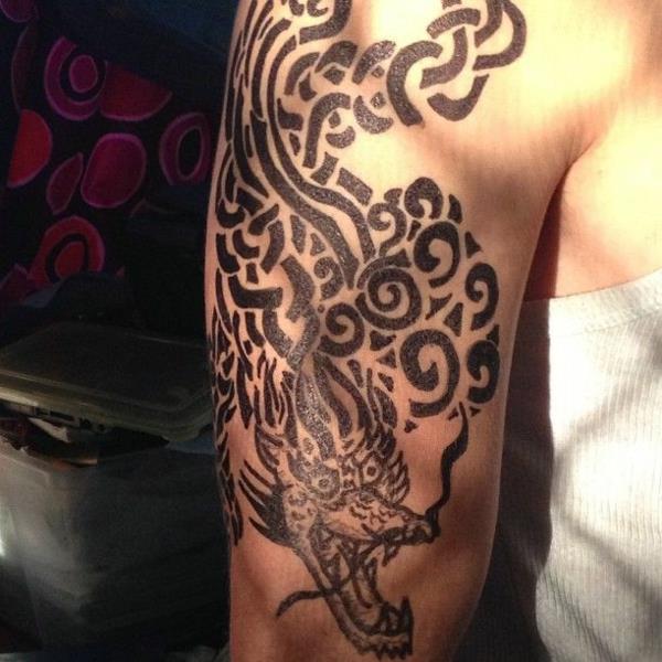 tatuointi olkavarren miehille lohikäärme aihe