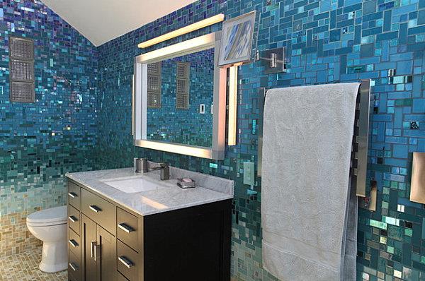 trooppinen kylpyhuone pienet mosaiikkilaatat sininen kiiltävä
