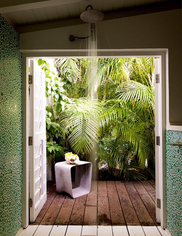 trooppisista kylpyhuoneista, joista on näkymät sisäpihalle