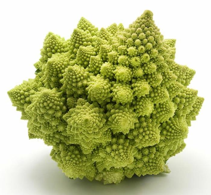 trooppiset hedelmät vihannekset romanesco