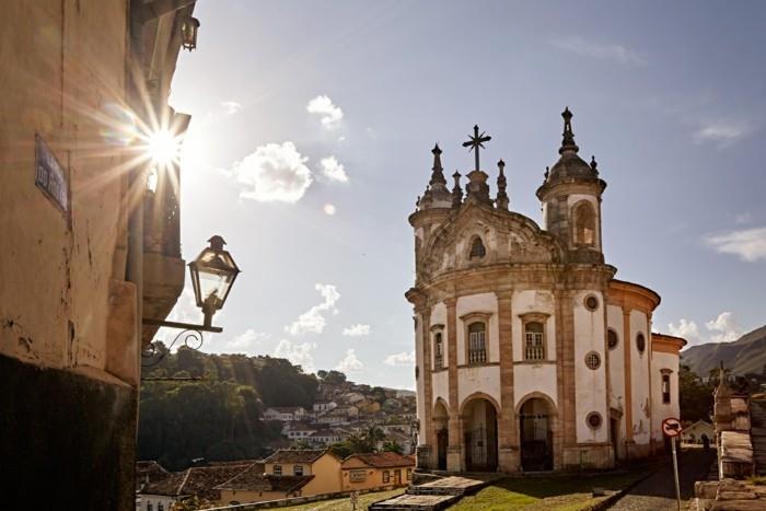 trooppinen luonto ja upeat siirtomaa -kirkot Ouro Pretossa