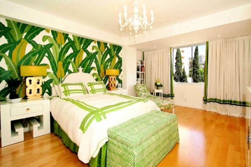 trooppinen tunnelma kotona vihreän seinän suunnittelu kukkakuvio makuuhuone