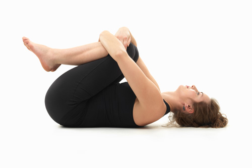 Knee To Chest Pose (apanasana) - yoga til smerter i lænden