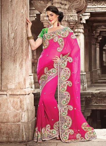 Den rosa Chiffon broderede look Saree