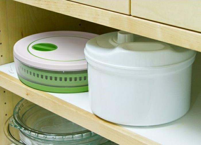 Säilytä tupperware -salaattipölykeitin keittiökaapin salaatinkoneessa