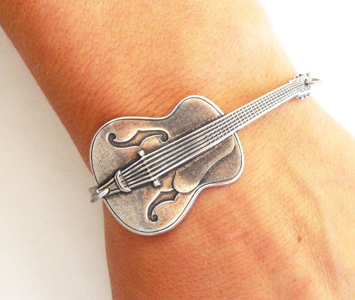 Steampunk guitararmbånd