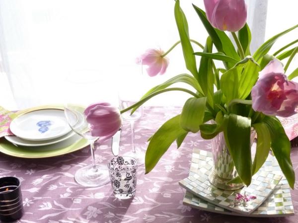 tyypillisiä kevään sisustusideoita pöydän koristeluun tulppaanit